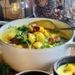 Chorizosuppe - krydret spansk suppe med chorizopølse, kartofler og grøntsager.