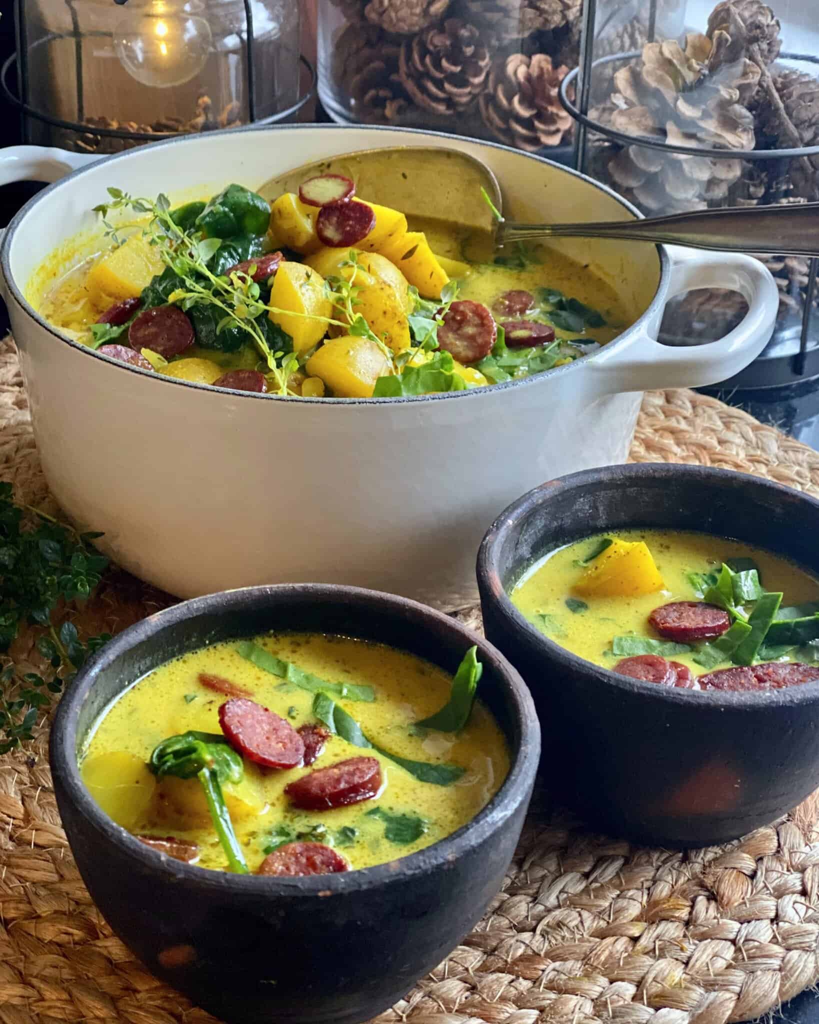Chorizosuppe - krydret spansk suppe med chorizopølse, kartofler og grøntsager.