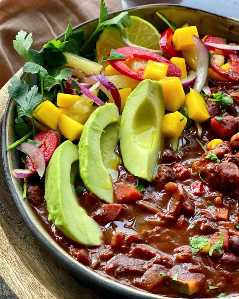 Chili sin carne - vegetarisk ret med chili, bønner og chokolade.