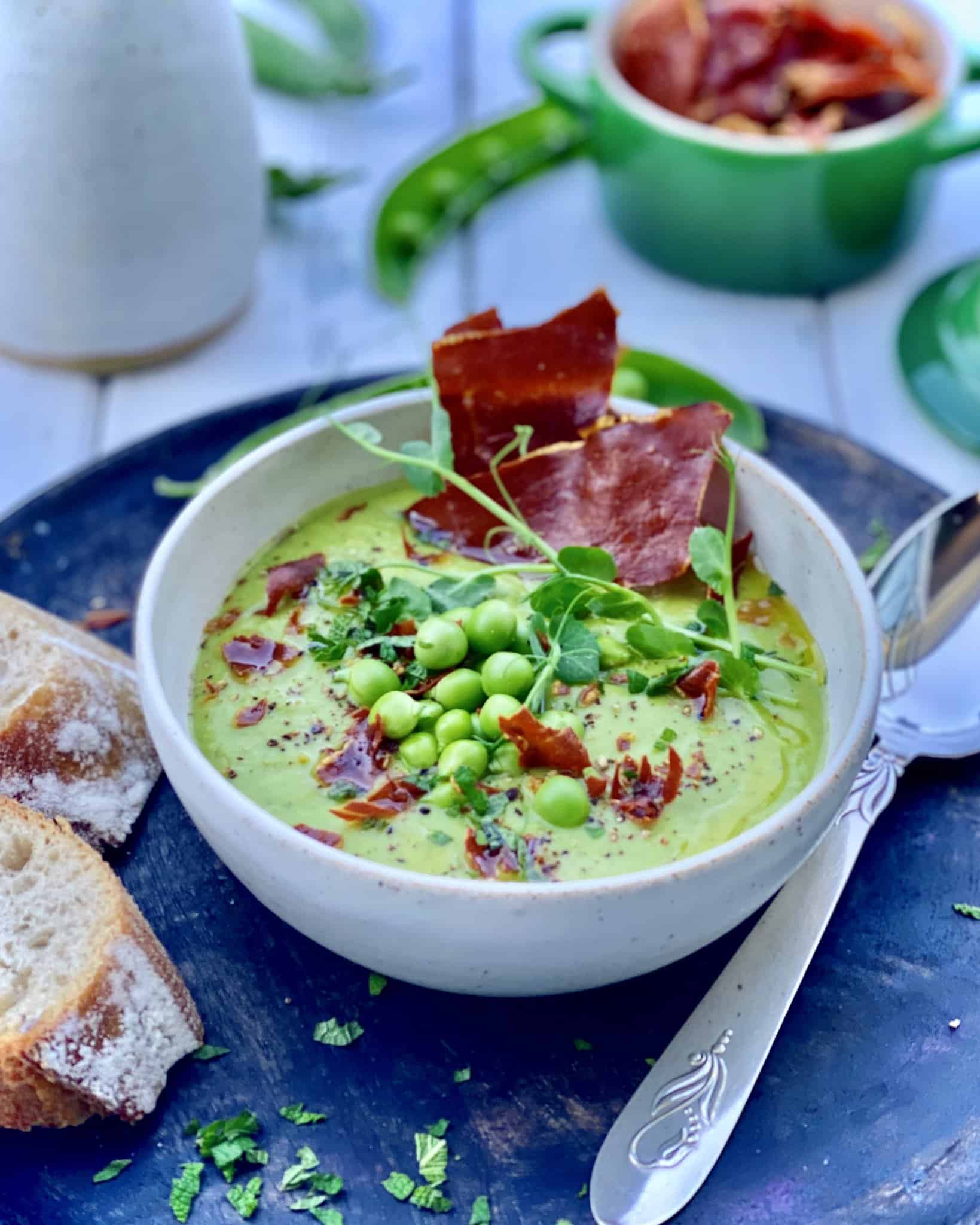 Ærtesuppe - cremet og blød suppe med ærter og sprød bacon.