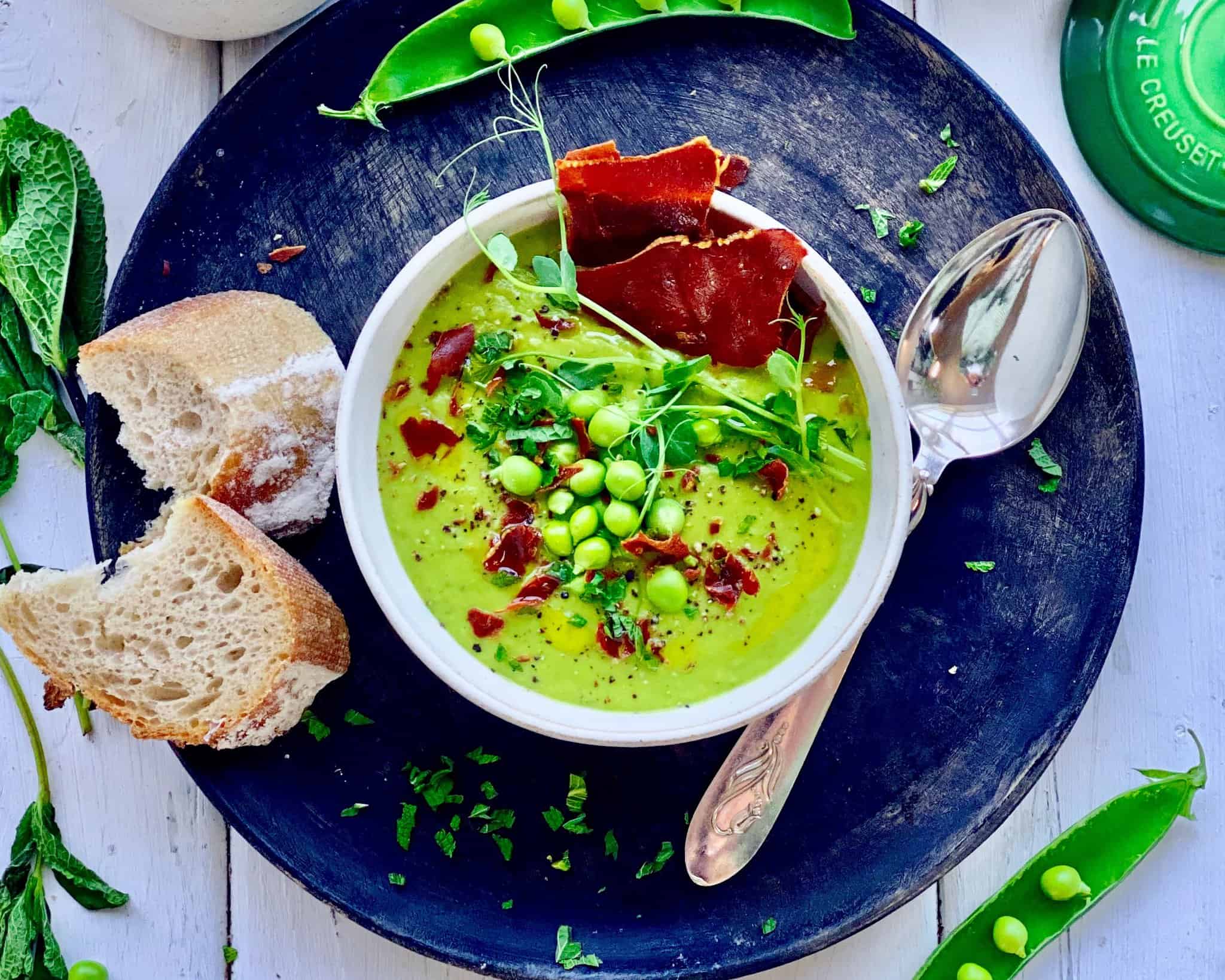 Ærtesuppe - cremet og blød suppe med ærter og sprød bacon.