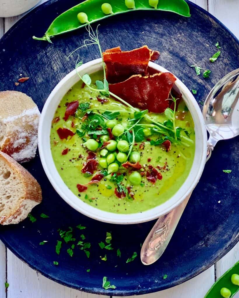 Ærtesuppe - cremet og blød suppe med ærter og sprød bacon.