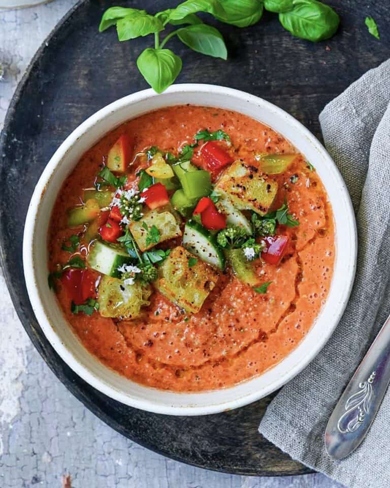 Gazpacho - hjemmelavet kold tomatsuppe med grøntsager og brødcroutoner.