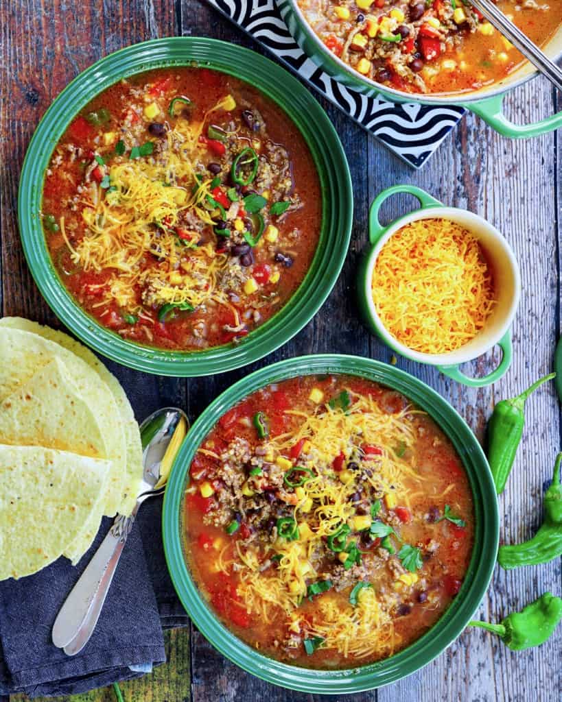 Mexicansk suppe med hakket oksekød og bønner.