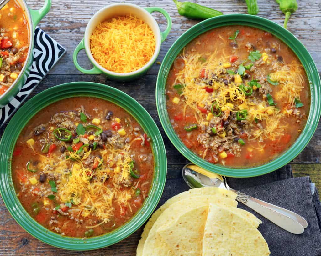 Mexicansk suppe med hakket oksekød og bønner.