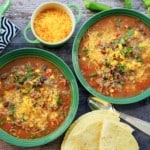 Mexicansk suppe med hakket oksekød og bønner.