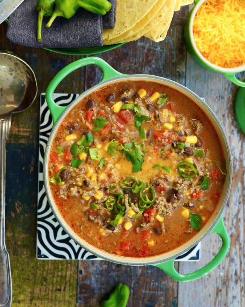 Mexicansk suppe med hakket oksekød og bønner.