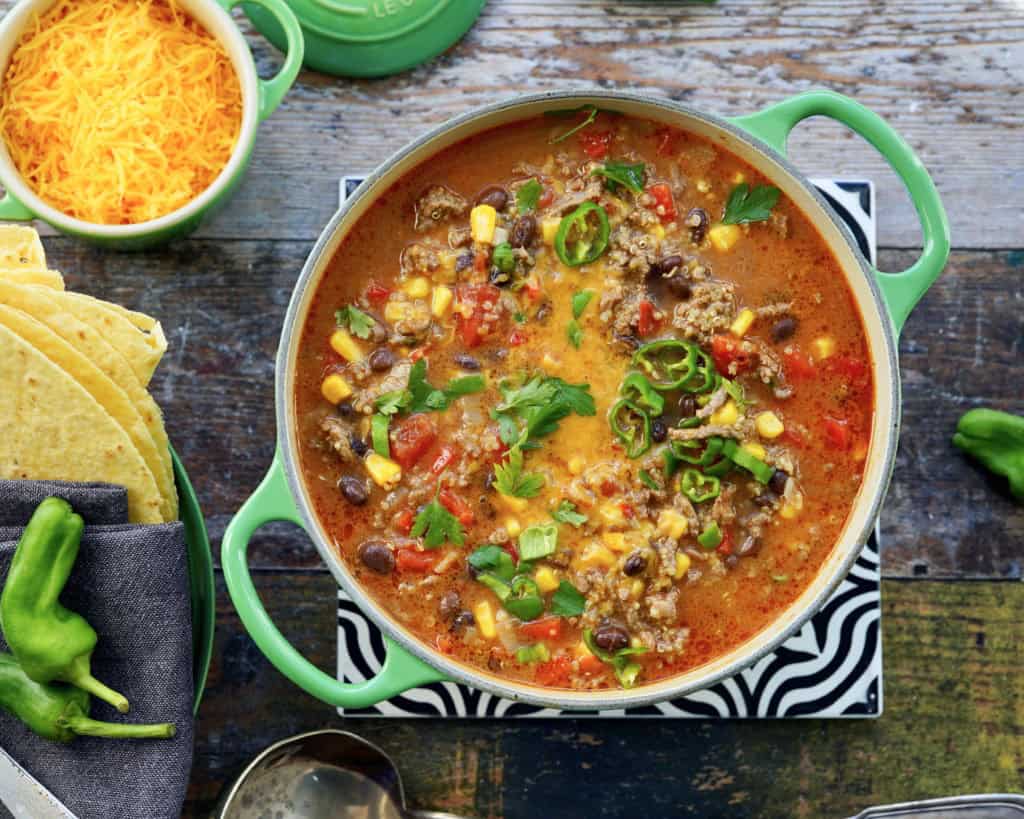 Mexicansk suppe med hakket oksekød og bønner.