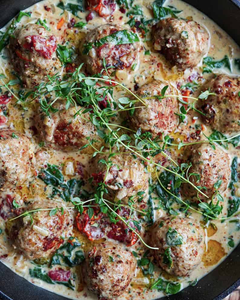 Italienske kødboller i flødesauce med spinat og soltørrede tomater