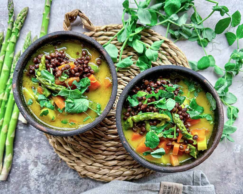 Linsesuppe - vegetarisk suppe med linser og grøntsager.