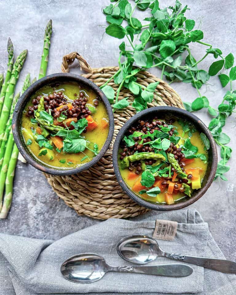 Linsesuppe - vegetarisk suppe med linser og grøntsager.