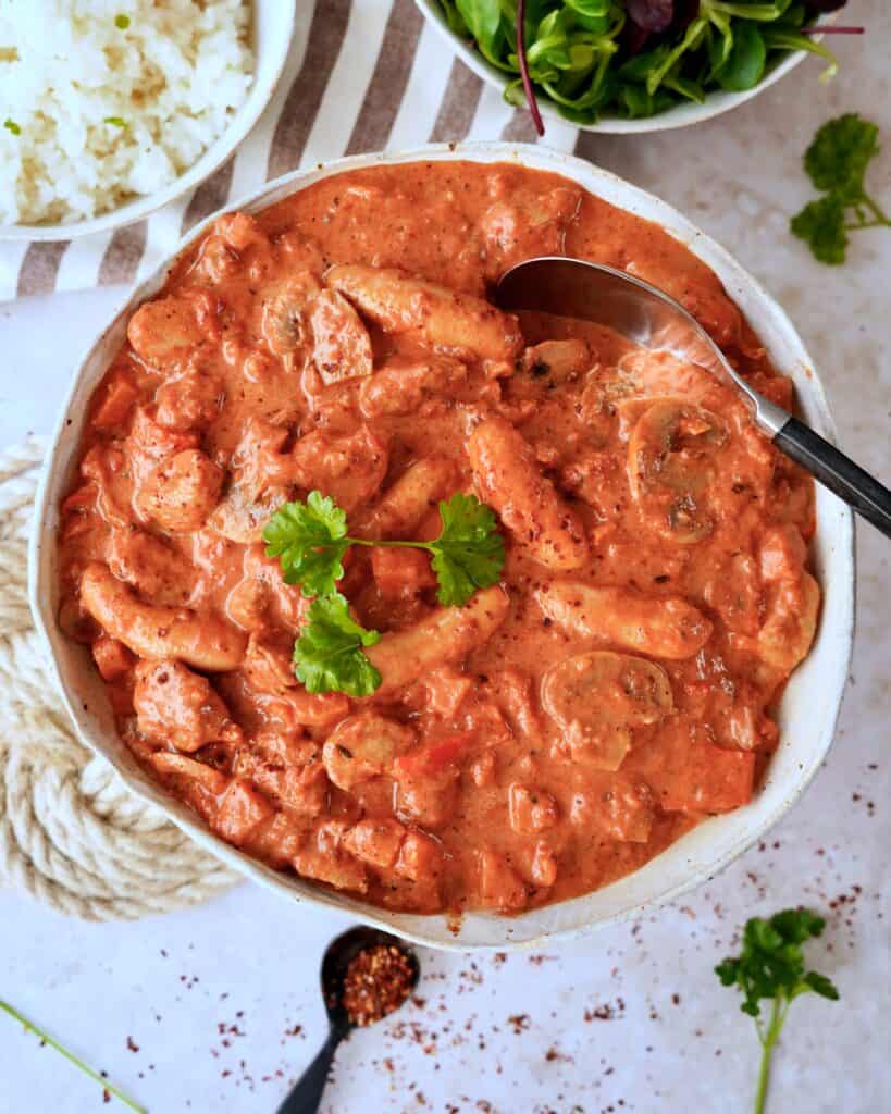 Mørbradgryde - opskrift på klassisk gryderet med svinemørbrad, bacon og cocktailpølser i flødesauce.