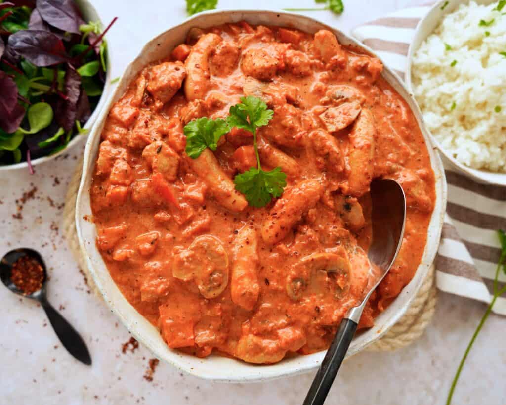 Mørbradgryde - opskrift på klassisk gryderet med svinemørbrad, bacon og cocktailpølser i flødesauce.