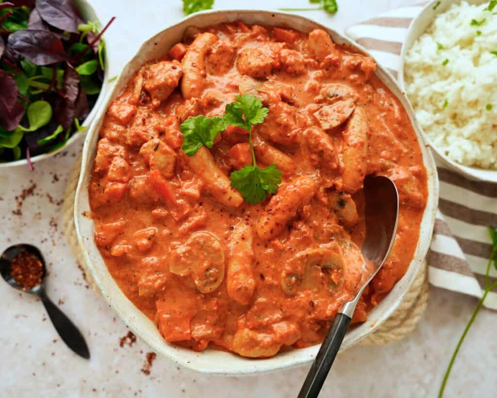 Mørbradgryde - opskrift på klassisk gryderet med svinemørbrad, bacon og cocktailpølser i flødesauce.