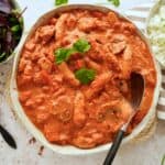 Mørbradgryde - opskrift på klassisk gryderet med svinemørbrad, bacon og cocktailpølser i flødesauce.