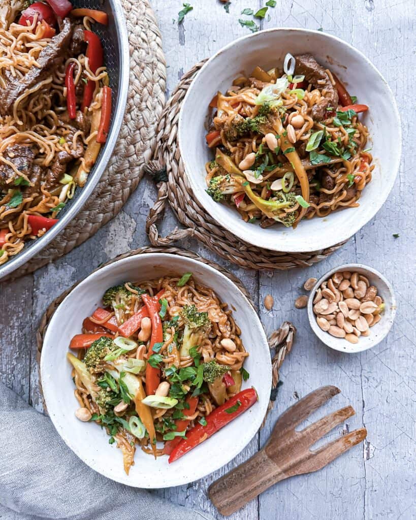 Wokret med lynmarineret oksekød i strimler, nudler og sprøde grøntsager tilberedt i wok eller stegepande.