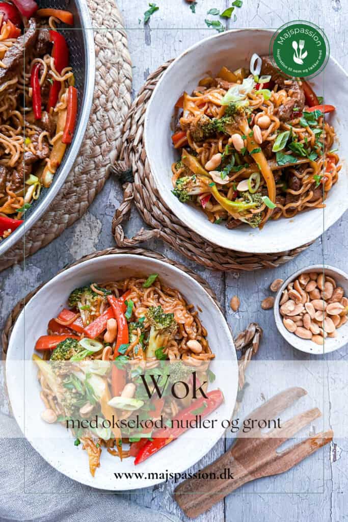 Wokret med lynmarineret oksekød i strimler, nudler og sprøde grøntsager tilberedt i wok eller stegepande.