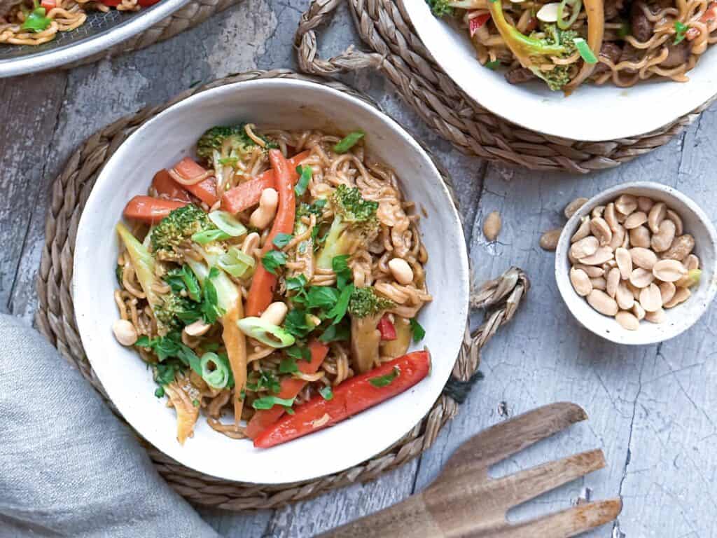 Wokret med lynmarineret oksekød i strimler, nudler og sprøde grøntsager tilberedt i wok eller stegepande.