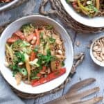 Wokret med lynmarineret oksekød i strimler, nudler og sprøde grøntsager tilberedt i wok eller stegepande.