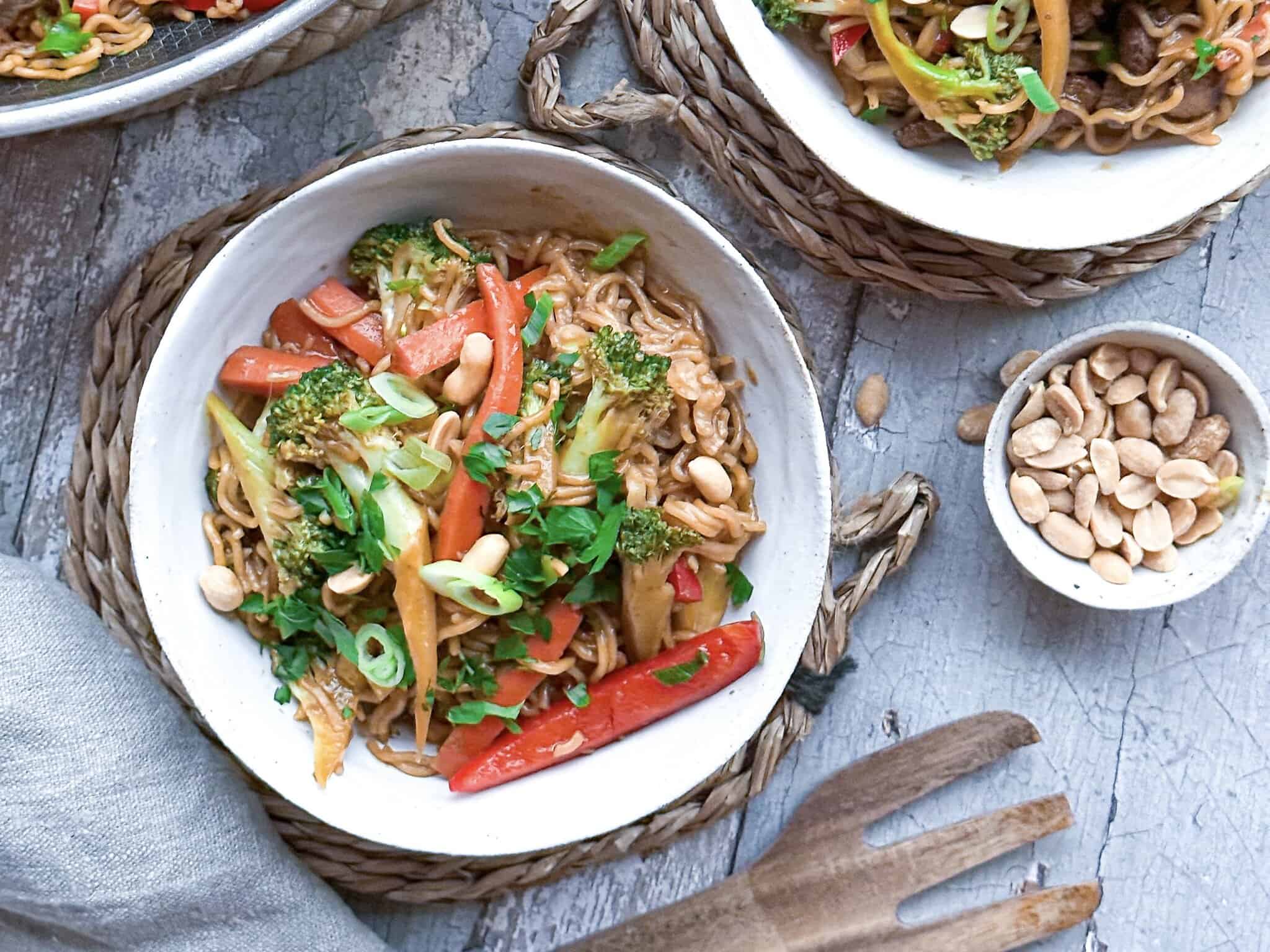 Wokret med lynmarineret oksekød i strimler, nudler og sprøde grøntsager tilberedt i wok eller stegepande.