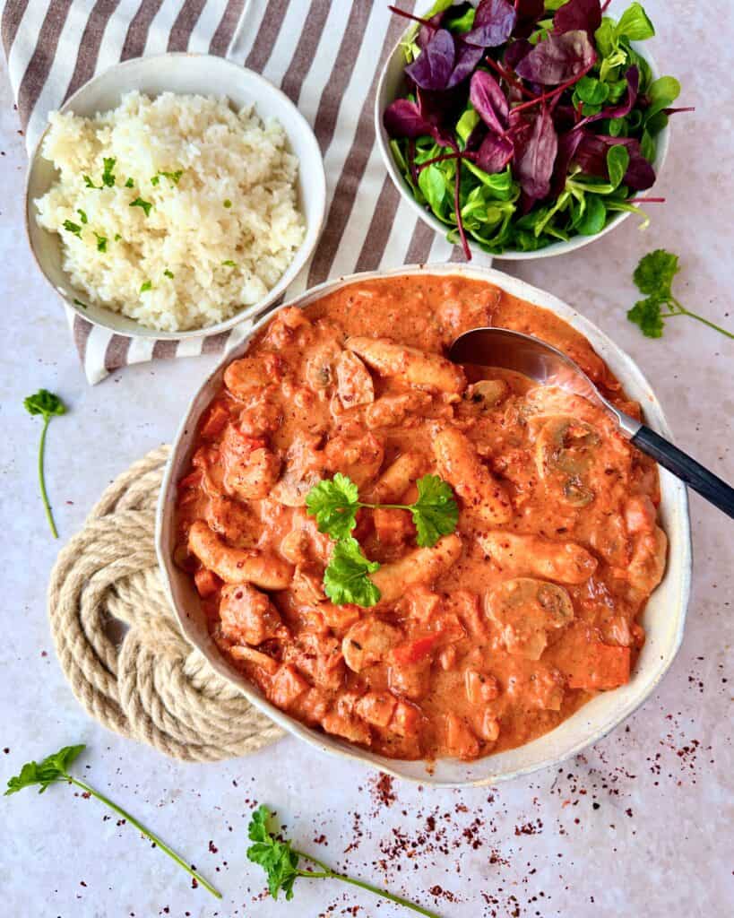 Mørbradgryde - opskrift på klassisk gryderet med svinemørbrad, bacon og cocktailpølser i flødesauce.