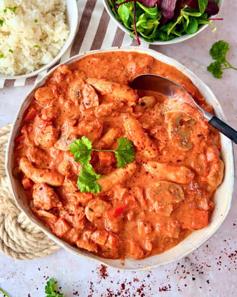 Mørbradgryde - opskrift på klassisk gryderet med svinemørbrad, bacon og cocktailpølser i flødesauce.