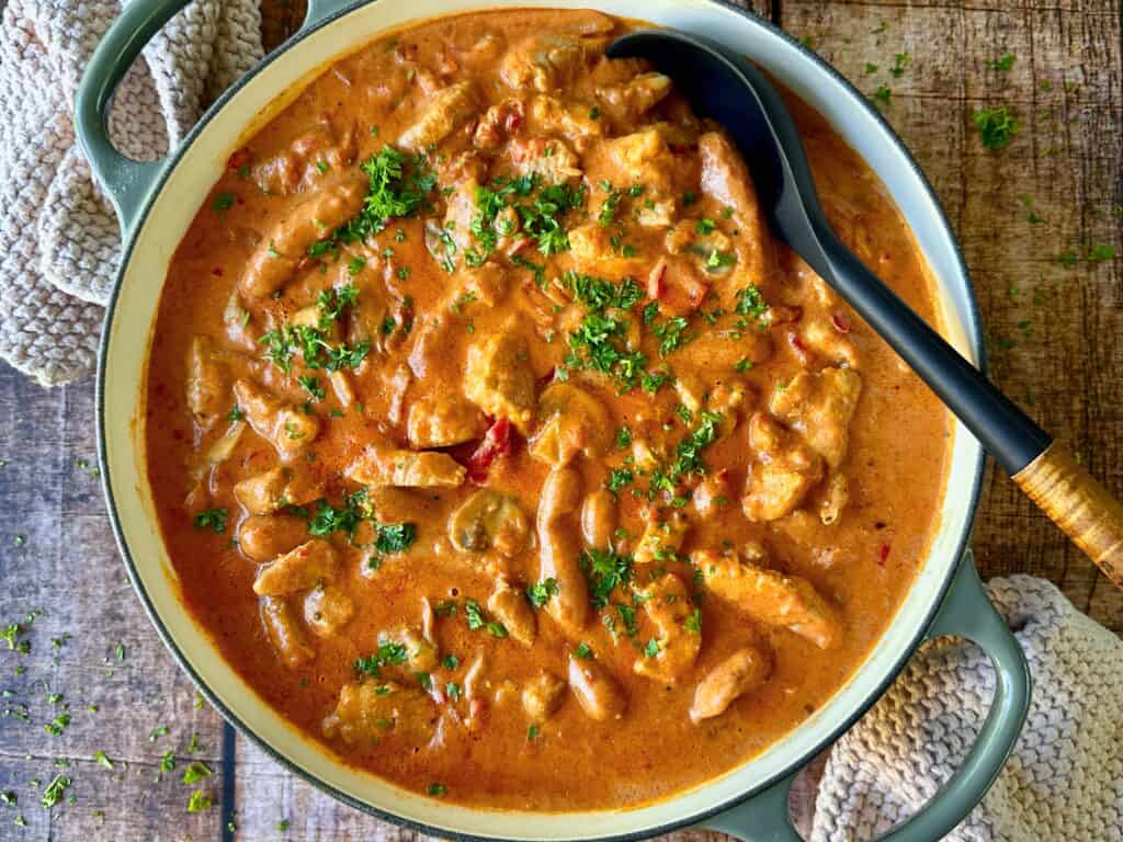 Mørbradgryde med svinemørbrad, bacon og champignoner i cremet flødesauce.