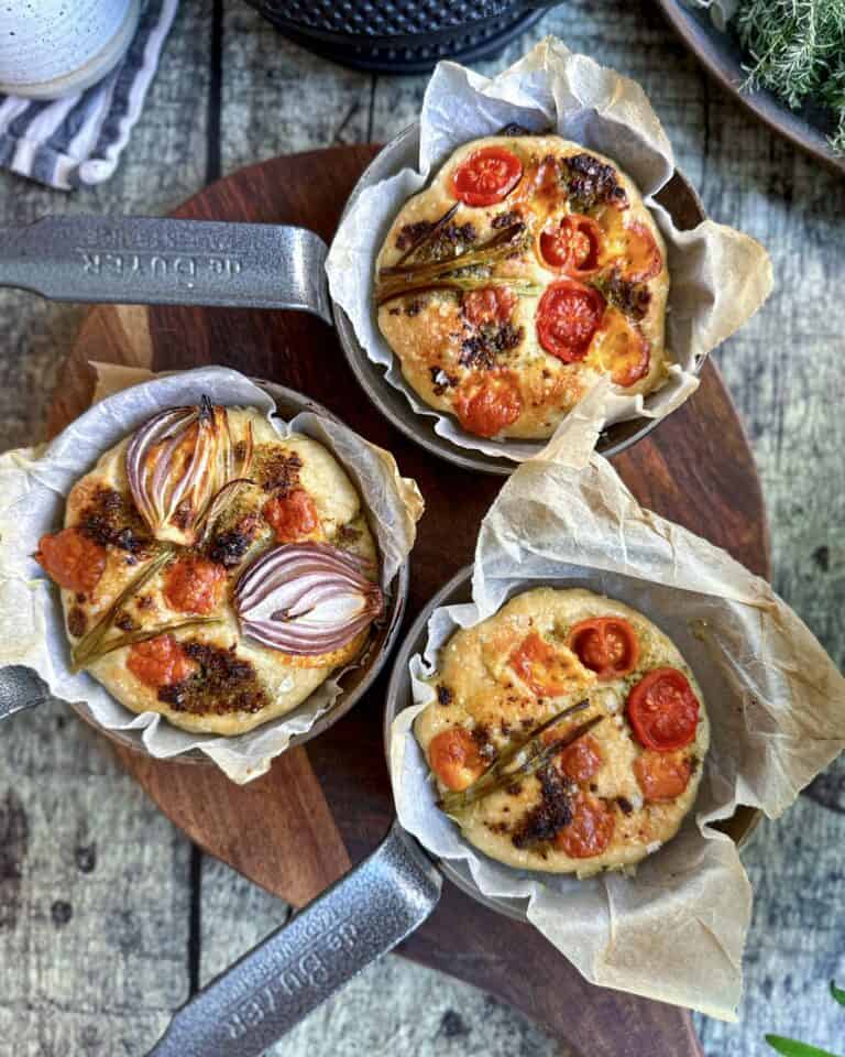 Mini-focaccia - små focaccia brød bagt i små jernpander eller muffinsforme.