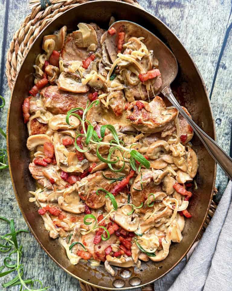 Mørbrad a la creme - saftige mørbradbøffer i cremet flødesauce.