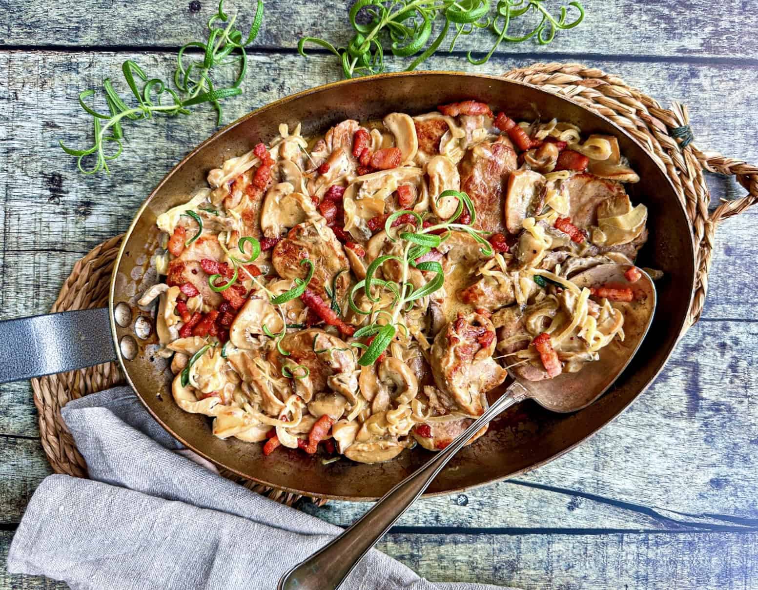 Mørbrad a la creme - saftige mørbradbøffer i cremet flødesauce.