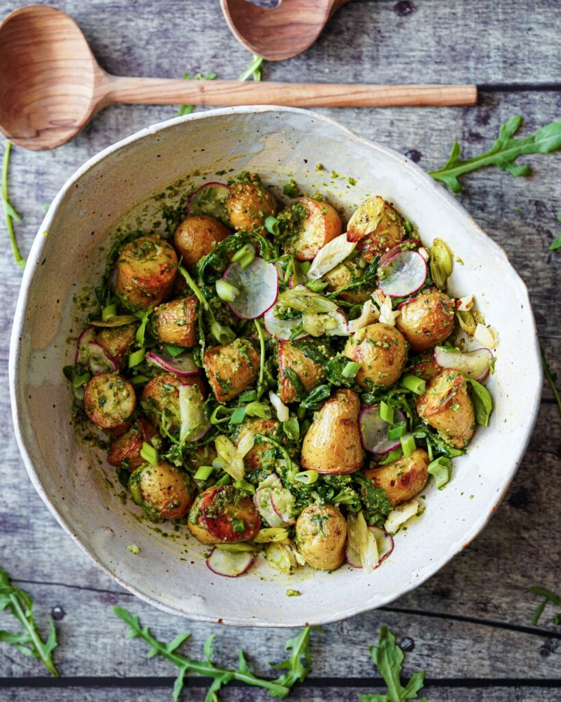 Grøn kartoffelsalat med pesto - med bagte eller kogte kartofler vendt i grøn pesto.