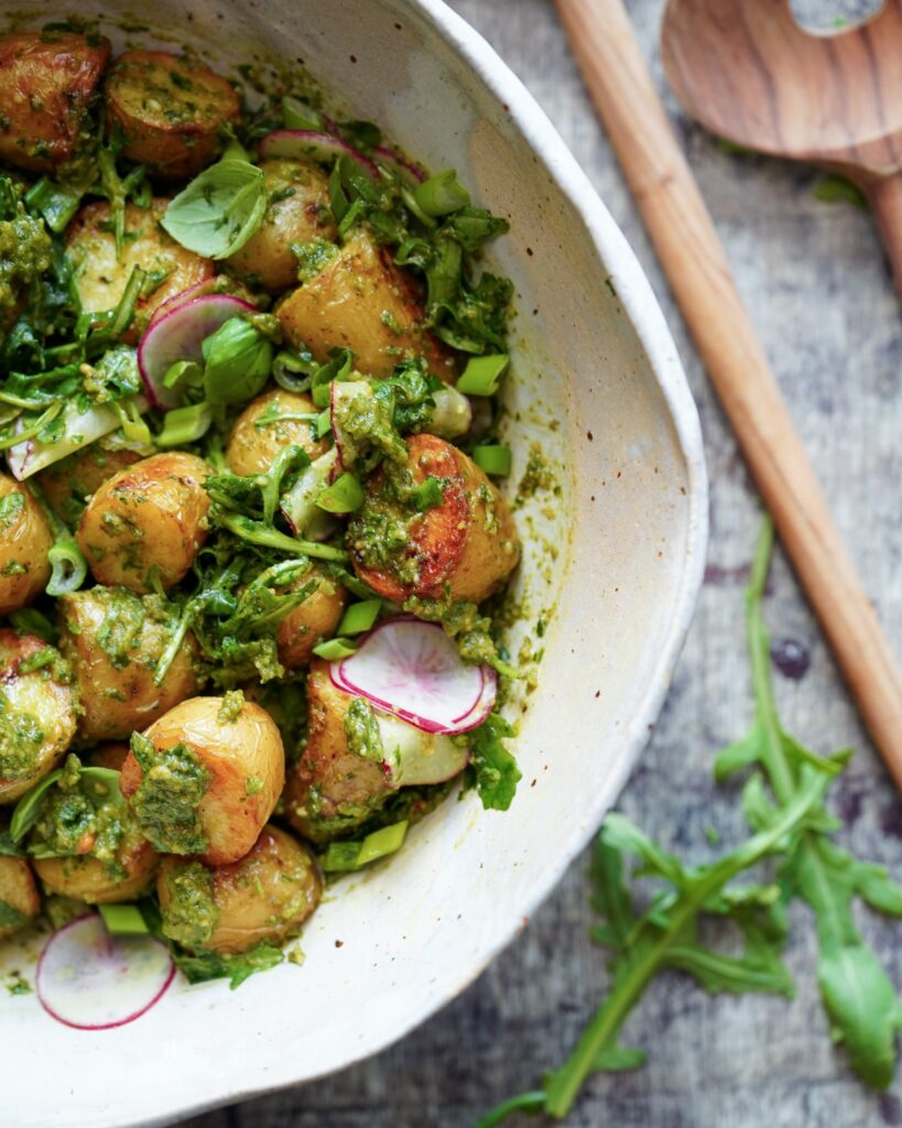 Grøn kartoffelsalat med pesto - med bagte eller kogte kartofler vendt i grøn pesto.