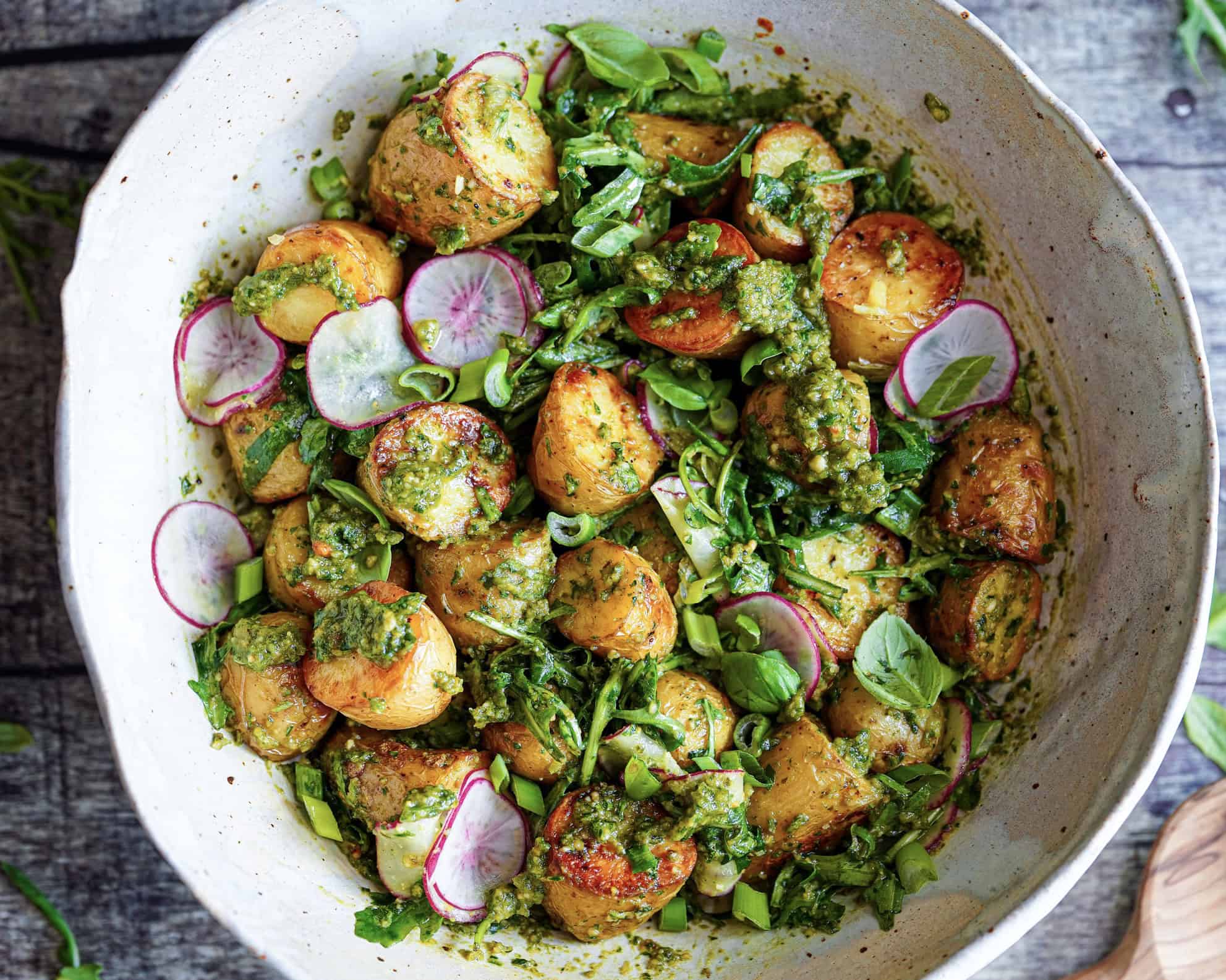 Grøn kartoffelsalat med pesto - med bagte eller kogte kartofler vendt i grøn pesto.