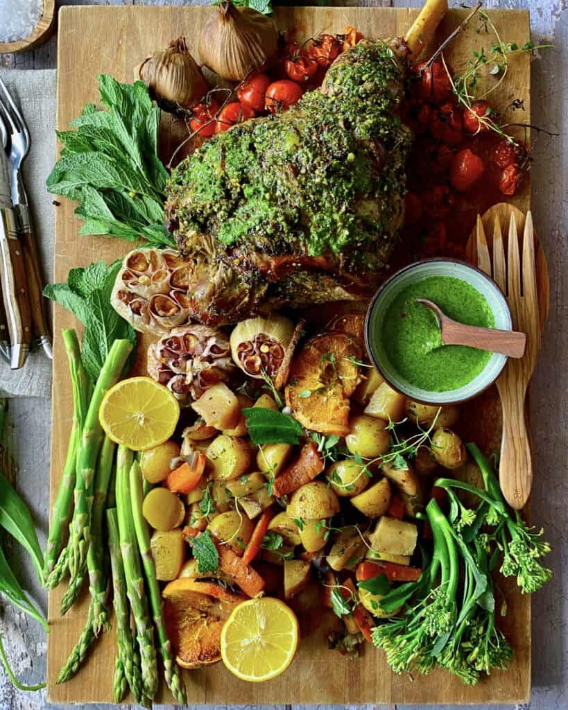 Langtidsstegt lammekølle med øl og ramsløgsmarinade.