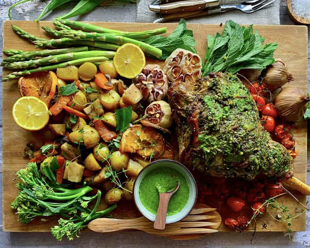 Langtidsstegt lammekølle med øl og ramsløgsmarinade.