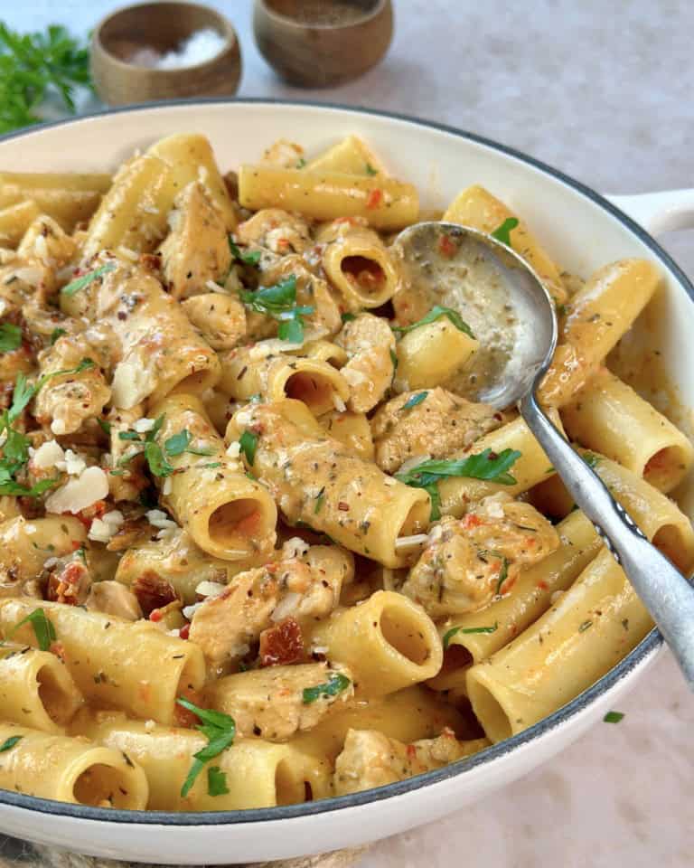 Pasta med kokosmælk og kylling i en cremet sauce med rød pesto og soltørrede tomater.