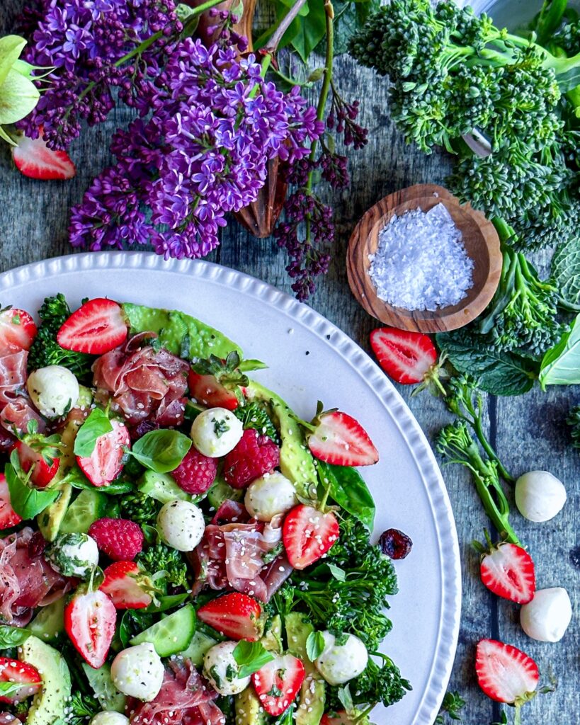 Salat med broccoli, friske bær og mini mozzarella