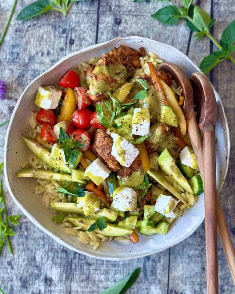 Pastasalat - hjemmelavet pastasalat med kylling, feta og grønt