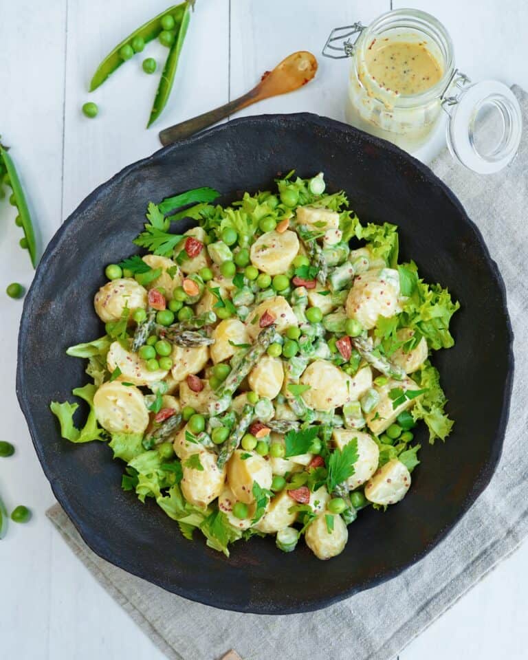 Kartoffelsalat med grønne asparges, ærter og sennepsdressing