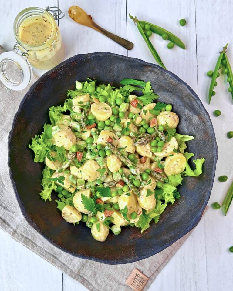 Kartoffelsalat med grønne asparges, ærter og sennepsdressing