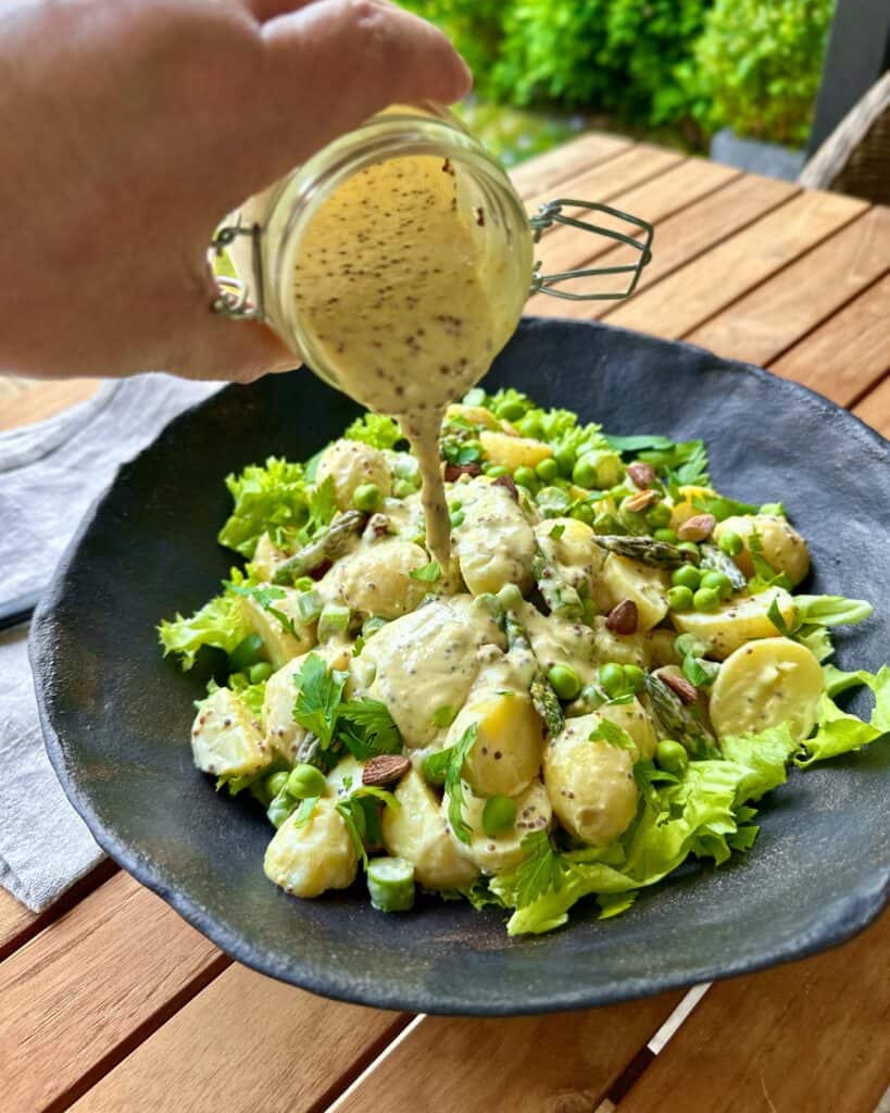 Cremet sennepsdressing til den grønne kartoffelsalat med ærter og grønne asparges.
