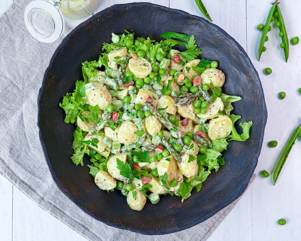 Kartoffelsalat med grønne asparges, ærter og sennepsdressing