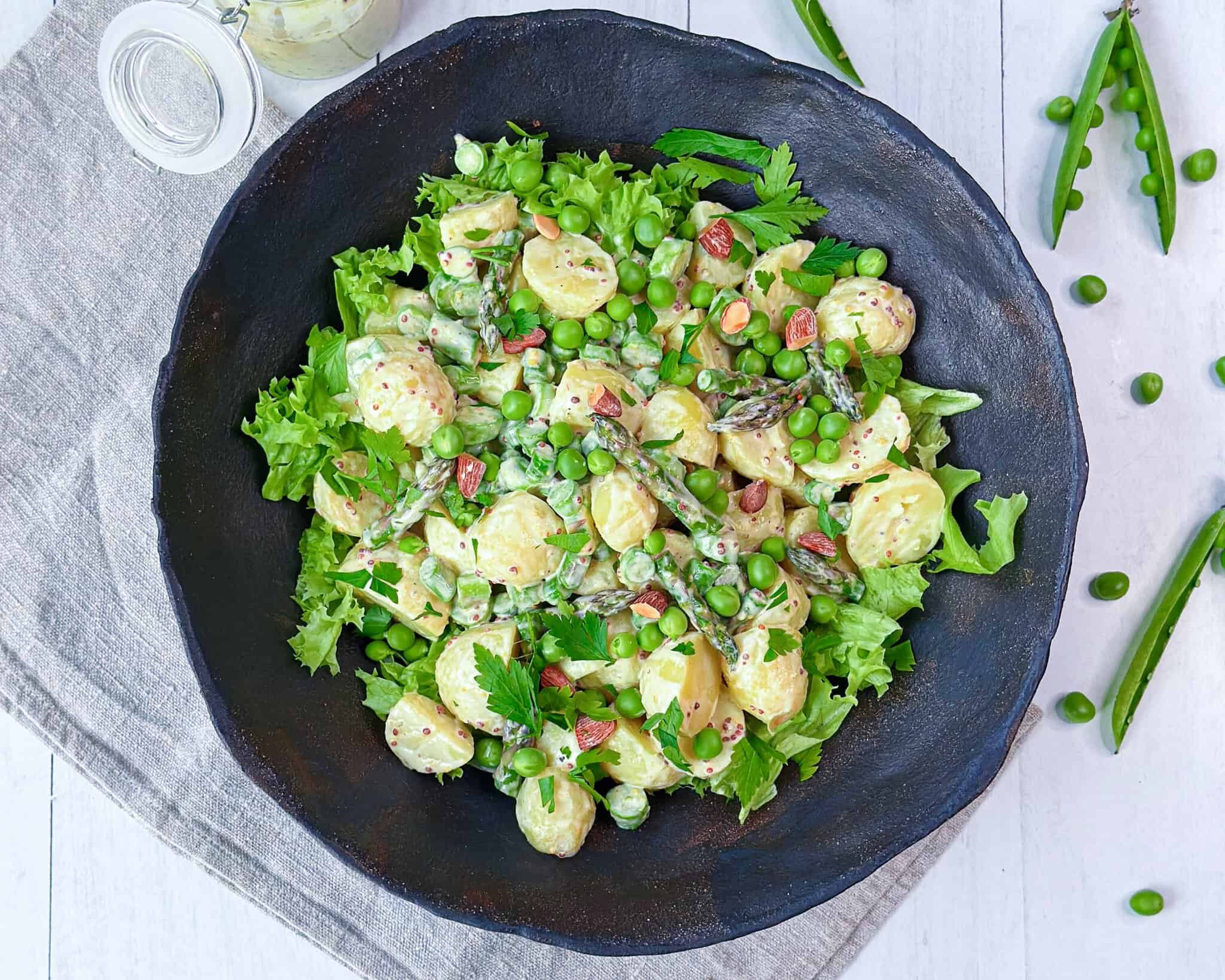 Kartoffelsalat med grønne asparges, ærter og sennepsdressing