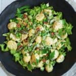 Kartoffelsalat med grønne asparges, ærter og sennepsdressing