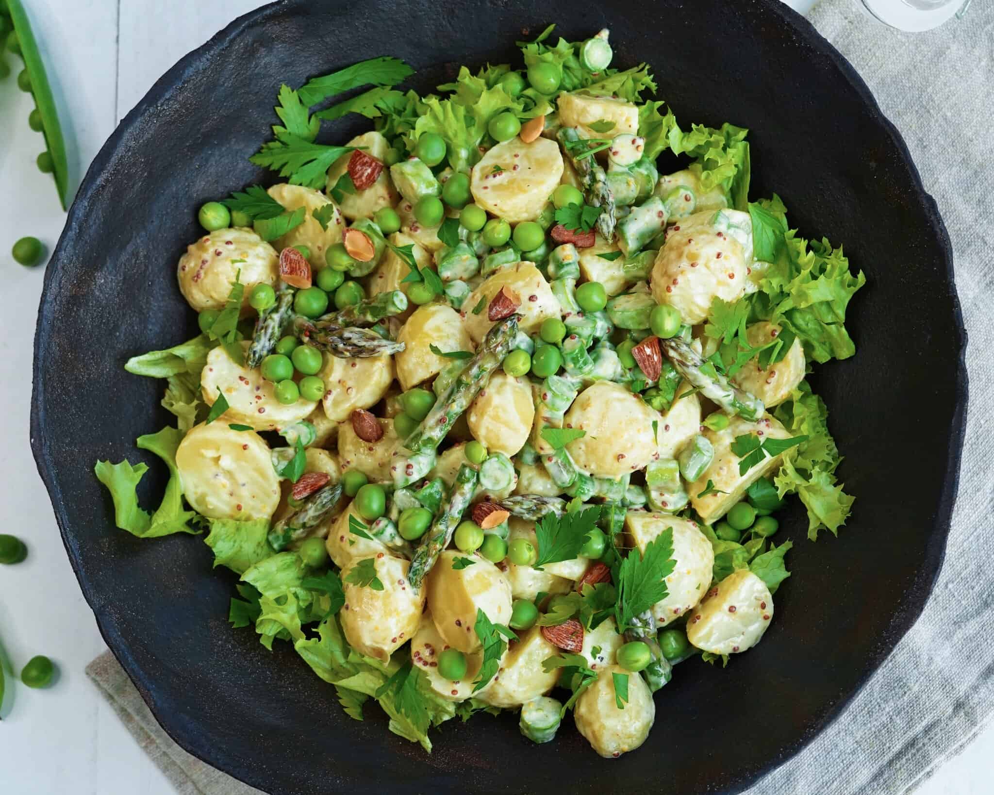 Kartoffelsalat med grønne asparges, ærter og sennepsdressing