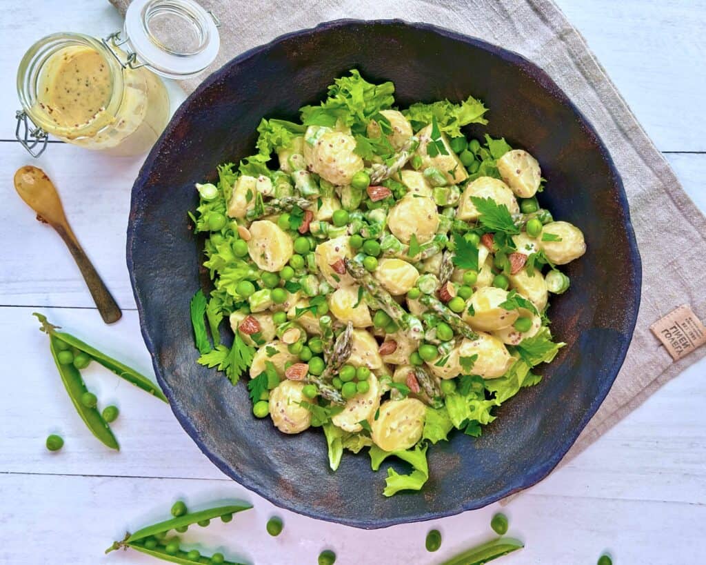 Grøn kartoffelsalat med grønne asparges, ærter og sennepsdressing