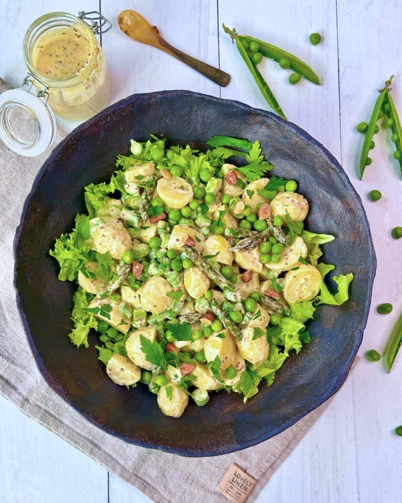 Kartoffelsalat med grønne asparges, ærter og sennepsdressing