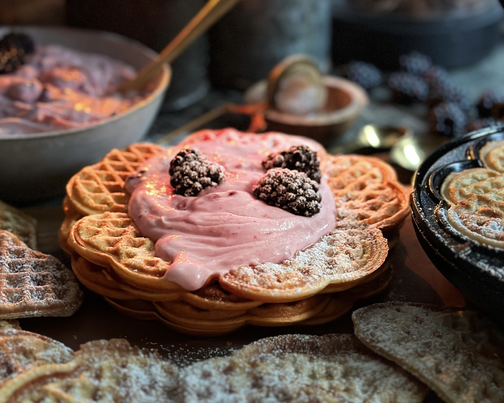 Sprøde vafler med vanilje og kardemomme serveret med brombærcreme - Majspassion