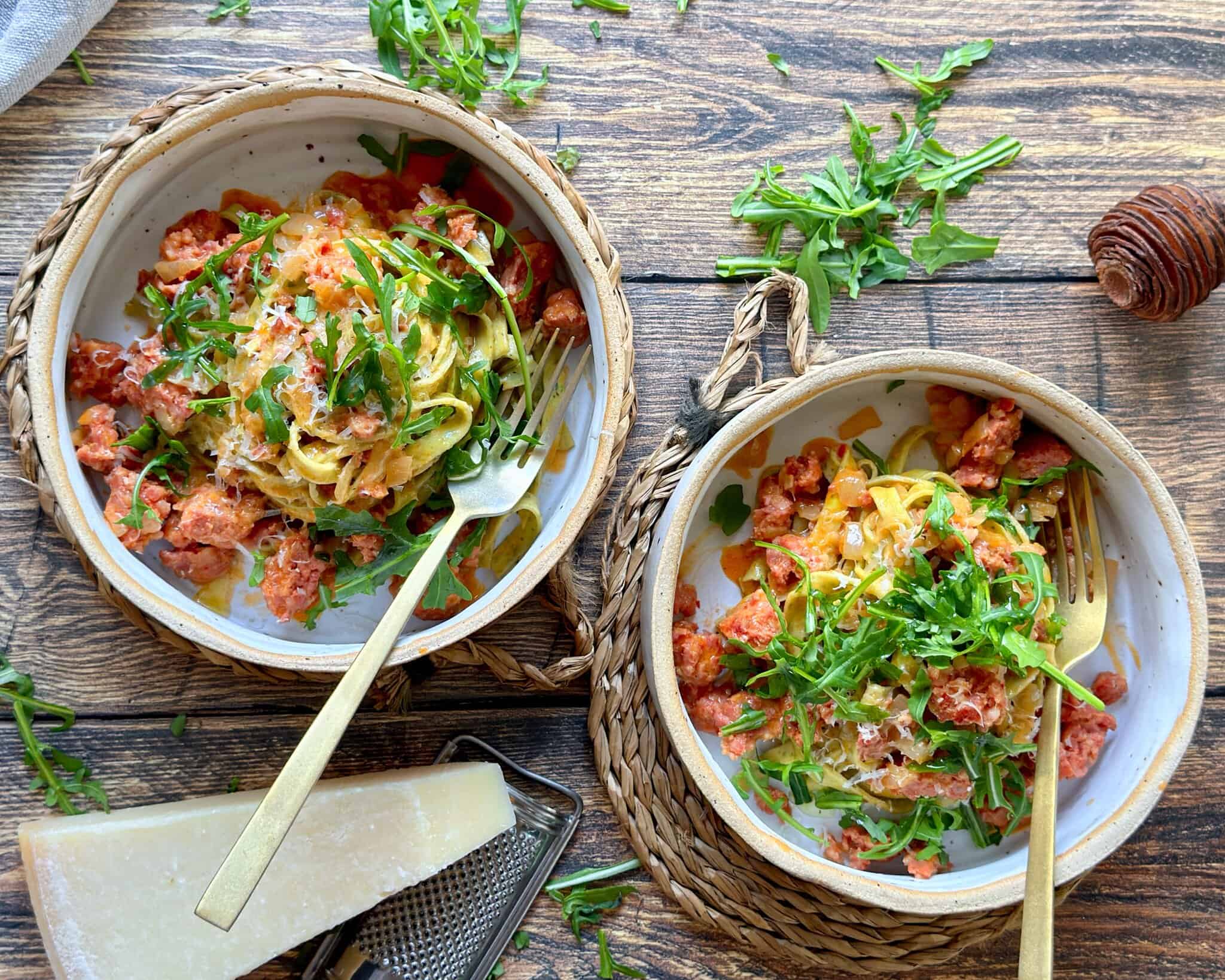 Fettuccine med krydret italiensk pølse (salsiccia)