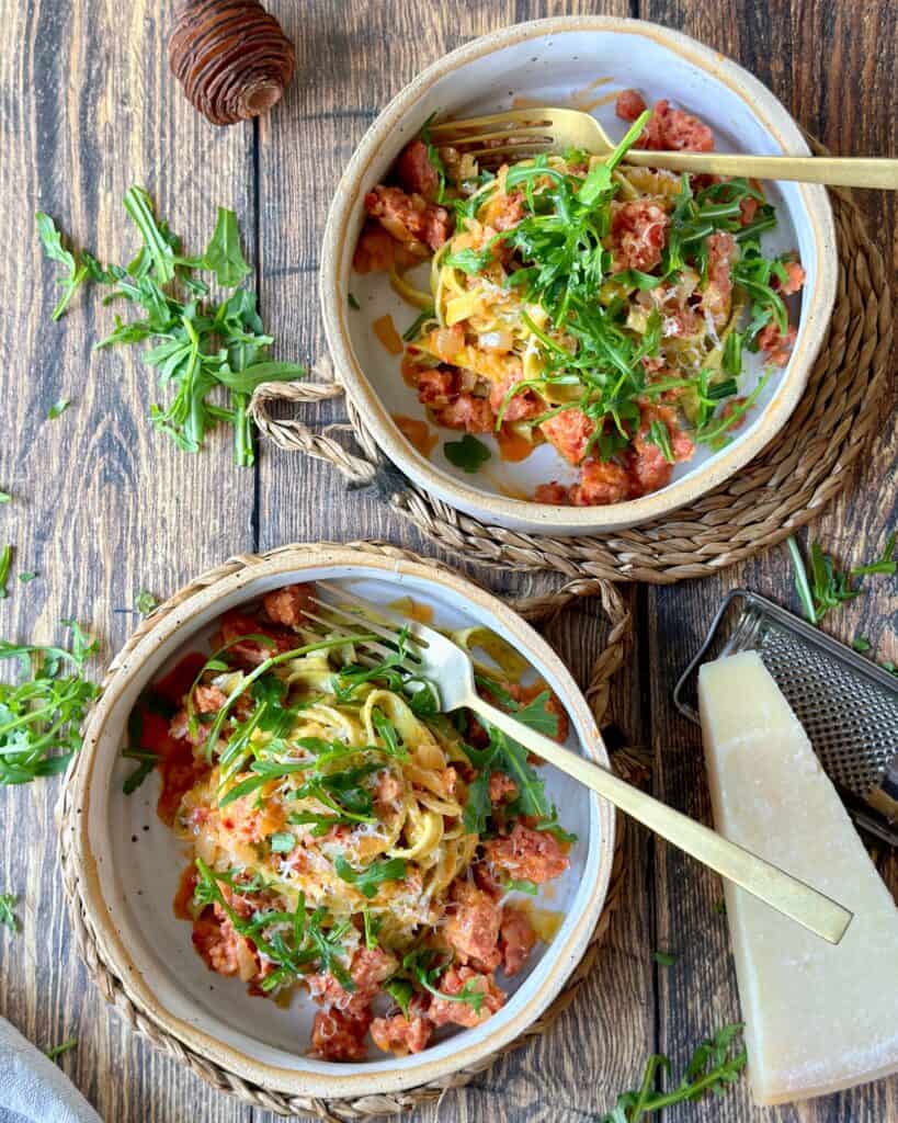 Fettuccine med krydret italiensk pølse (salsiccia)